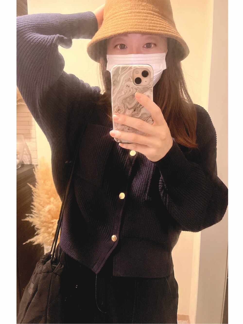 ブルー系のニット/セーター、ブラック系のスニーカー、ブラック系のパンツを着用したレディースの秋コーディネートの2枚目の写真