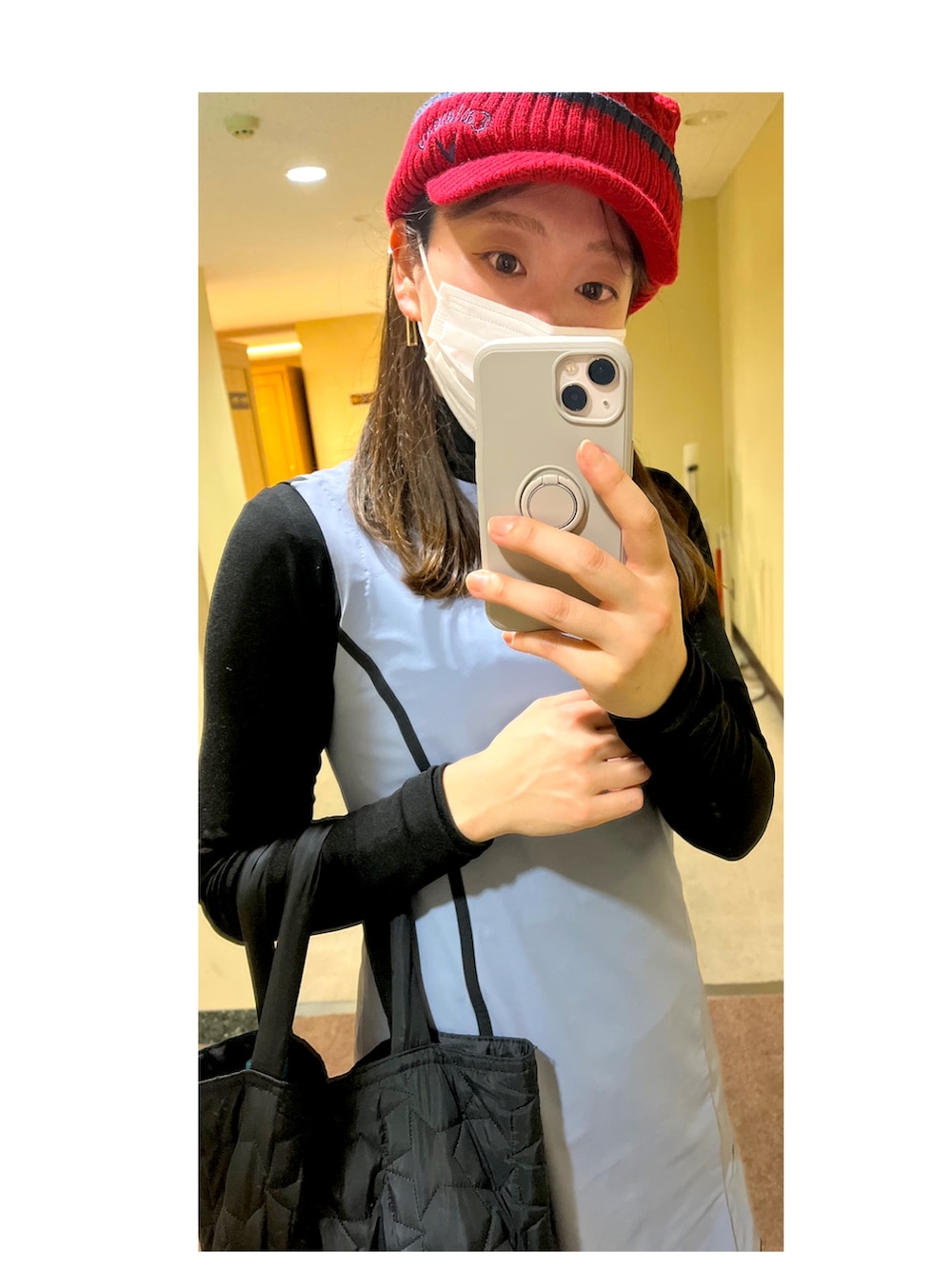 ブルー系のスニーカー、ブルー系のゴルフグッズ、ブラック系のファッション雑貨を着用したレディースの秋コーディネートの2枚目の写真