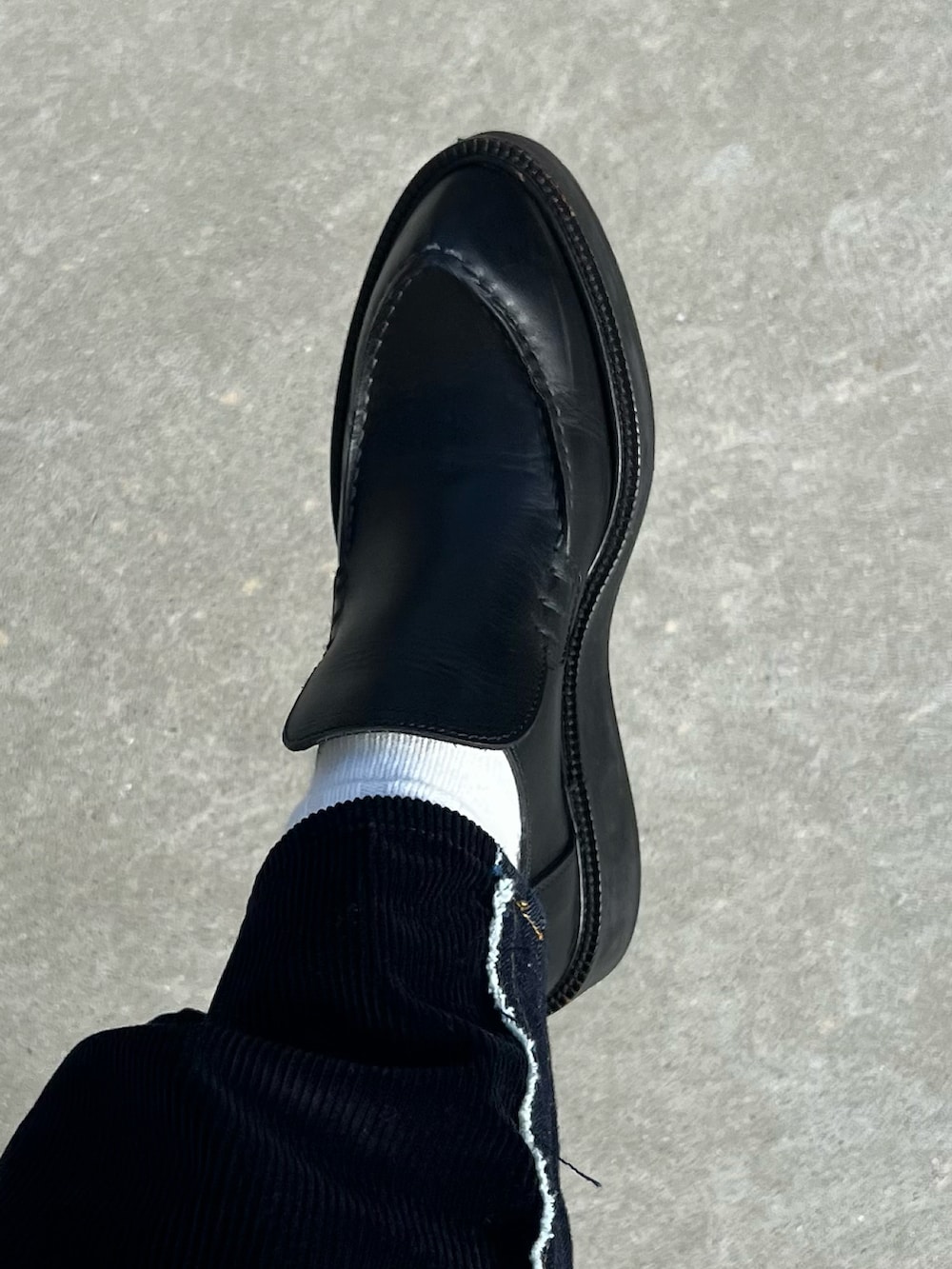 ブルー系のデニムパンツ、ブルー系のニット/セーター、ホワイト系のトップスを着用したレディースの冬コーディネートの3枚目の写真