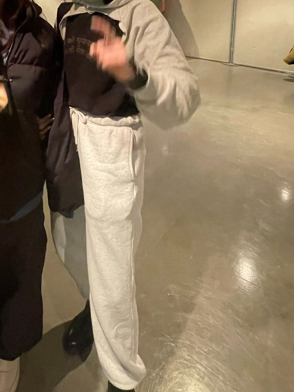 ブラック系のジャケット/アウター、グレー系のパンツ、ブラック系のブーツを着用したレディースの冬コーディネートの2枚目の写真