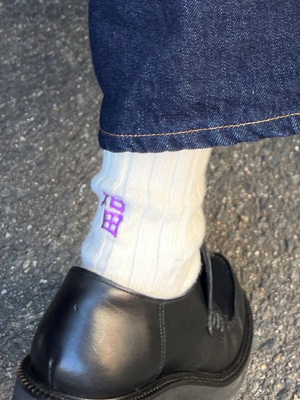 ブルー系のデニムパンツ、ブルー系のニット/セーター、ホワイト系のトップスを着用したレディースの冬コーディネートの2枚目の写真