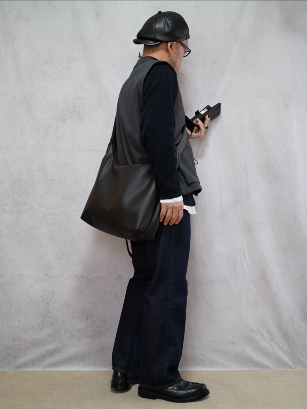 ブラック系のシューズ、ブルー系のデニムパンツ、ホワイト系のシャツ/ブラウスを着用したメンズの春コーディネートの4枚目の写真