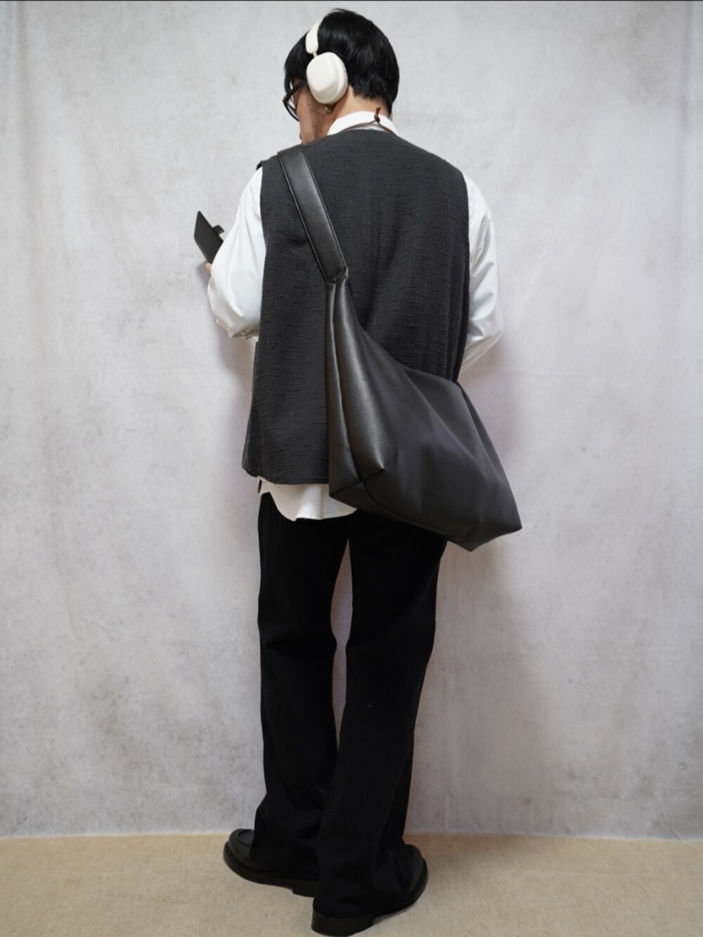 ブラック系のシューズ、ブラック系のTシャツ/カットソー、ホワイト系のシャツ/ブラウスを着用したメンズの春コーディネートの2枚目の写真