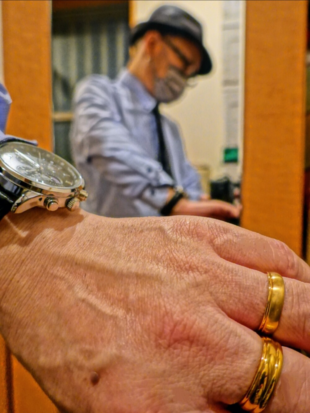 ブラック系のシューズ、ブラック系のデニムパンツ、ブラック系のパーカーを着用したメンズの春コーディネートの4枚目の写真