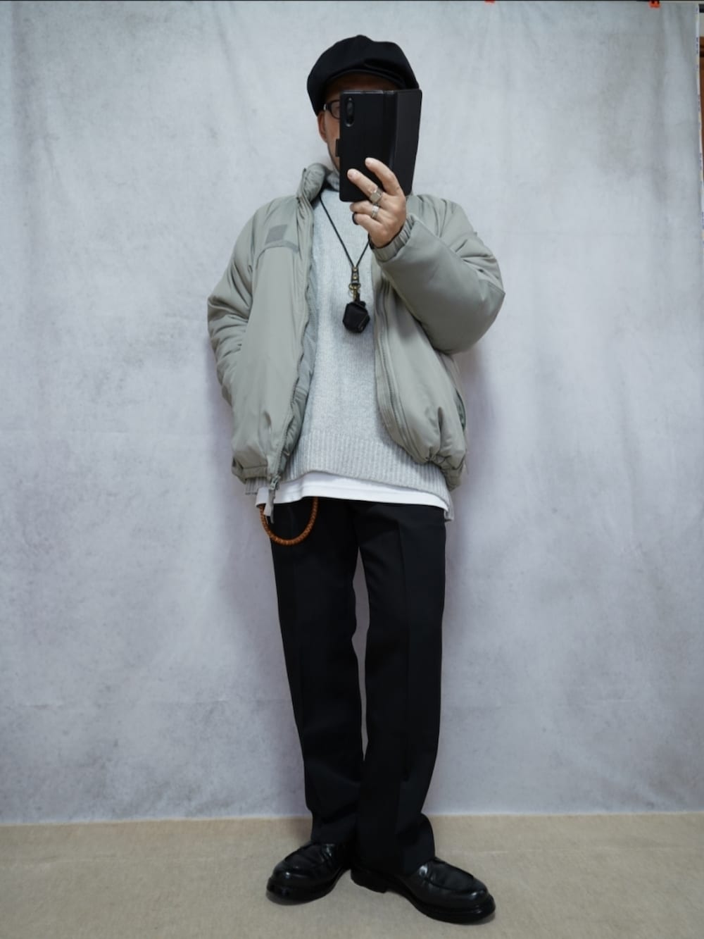 ブラック系のシューズ、ブルー系のデニムパンツ、グリーン系のダウンジャケット/コートを着用したメンズの冬コーディネートの2枚目の写真