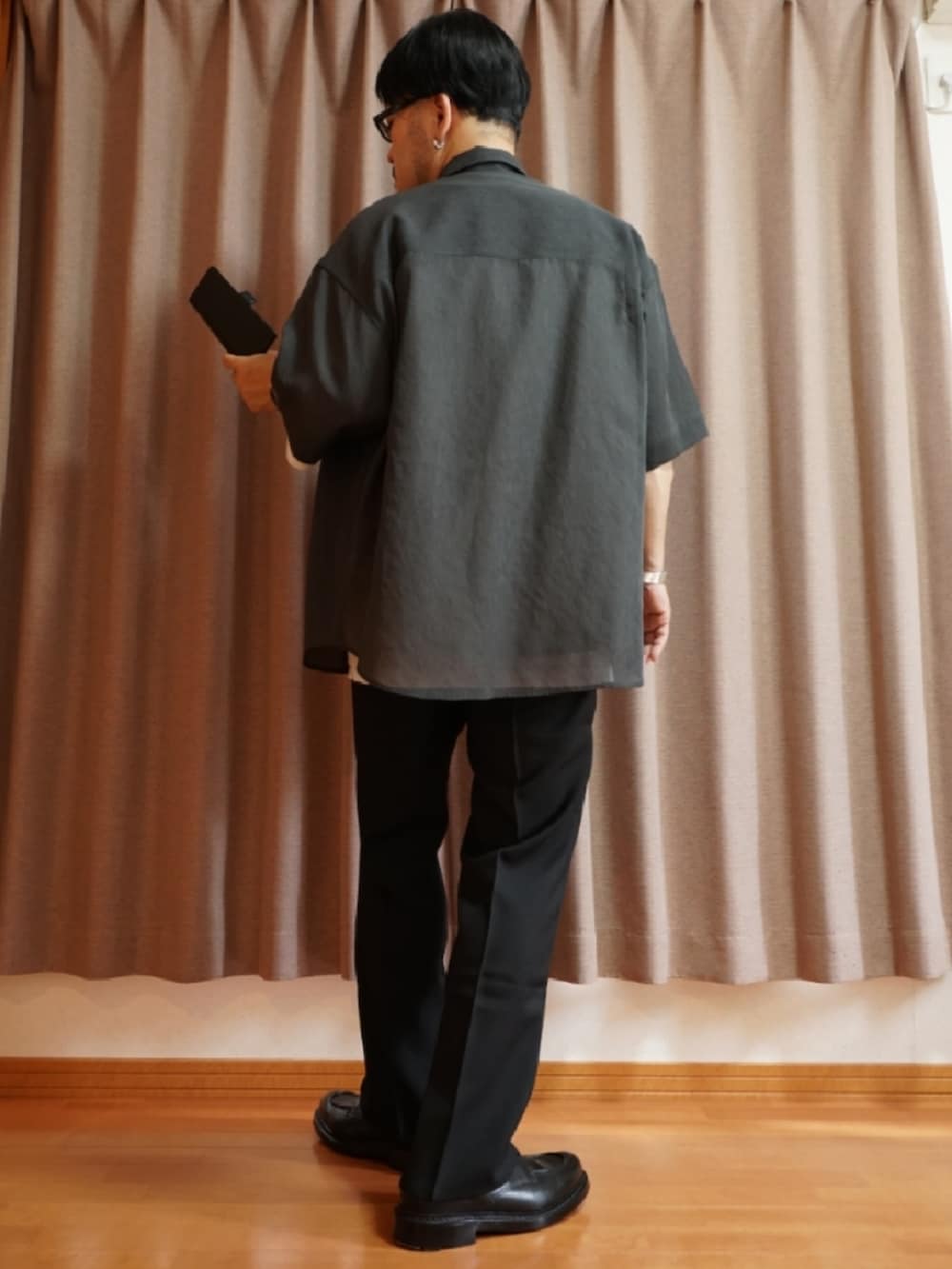 ブラック系のシューズ、ブラック系のパンツ、グレー系のTシャツ/カットソーを着用したメンズの夏コーディネートの3枚目の写真