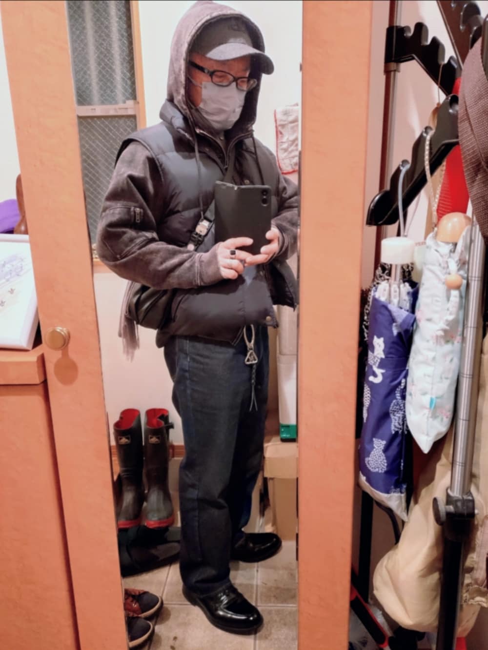 ブラック系のシューズ、ブルー系のデニムパンツ、ブラック系のパーカーを着用したメンズの春コーディネートの4枚目の写真