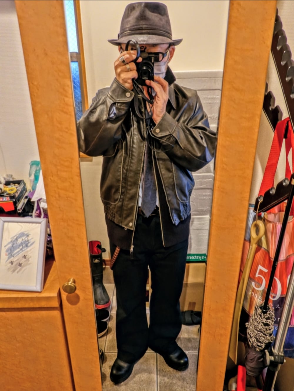 ブラック系のブーツ、グレー系のデニムパンツ、ブラック系のジャケット/アウターを着用したメンズの春コーディネートの4枚目の写真