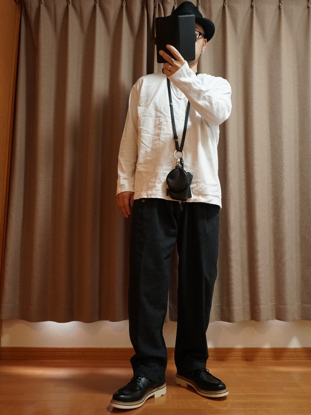 ブラック系のシューズ、グレー系のパンツ、ブラック系のショルダーバッグを着用したメンズの春コーディネートの4枚目の写真