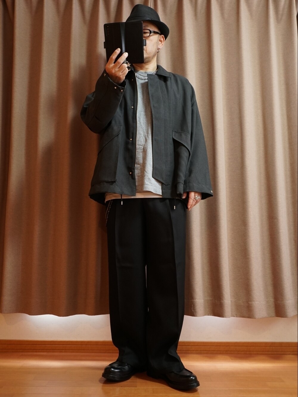 ブラック系のシューズ、ブラック系のパンツ、ホワイト系のタンクトップを着用したメンズの夏コーディネートの5枚目の写真