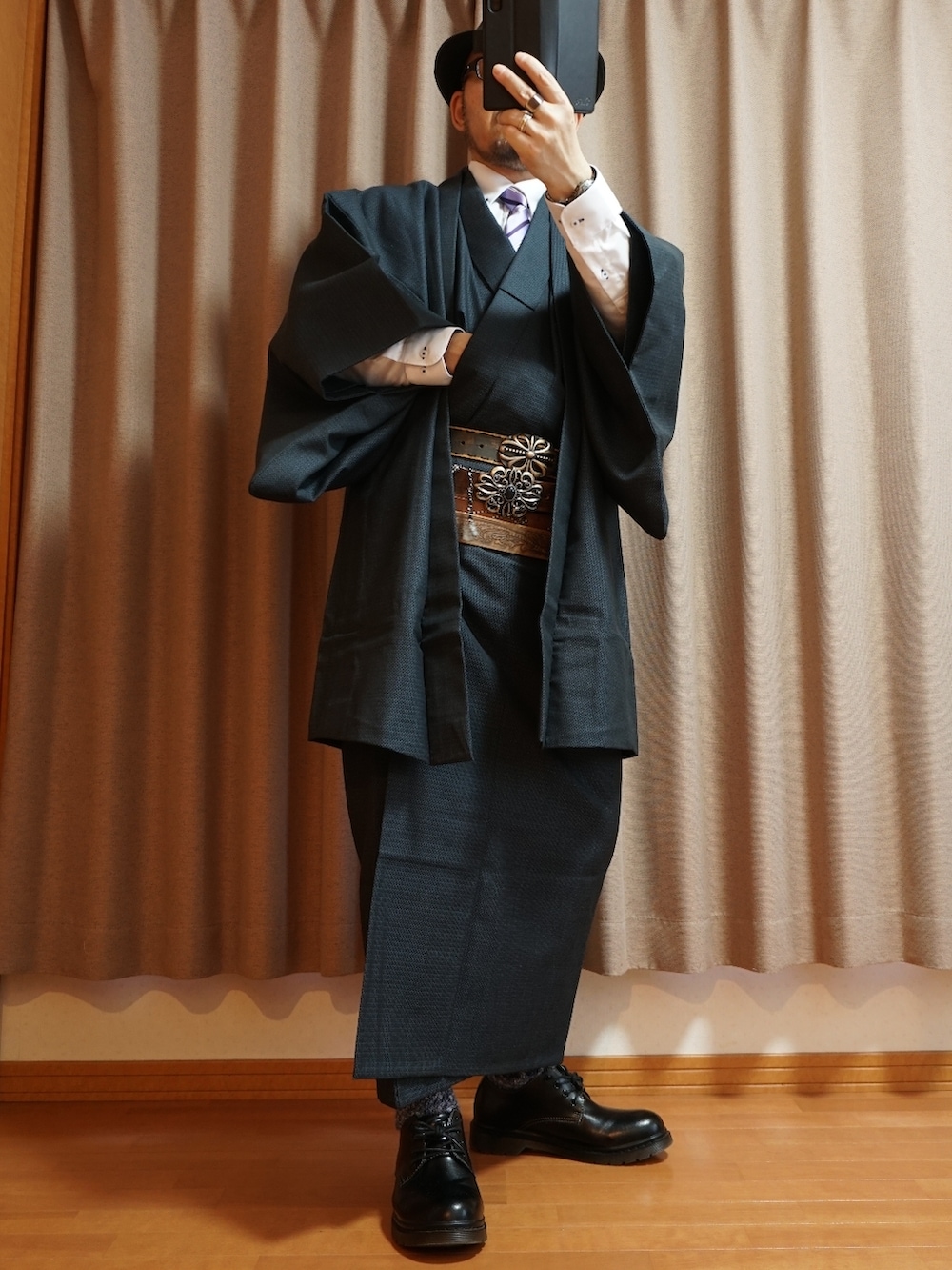 ブラック系のシューズ、シルバー系のピアス（片耳用）、ブラック系のメガネを着用したメンズの夏コーディネートの4枚目の写真