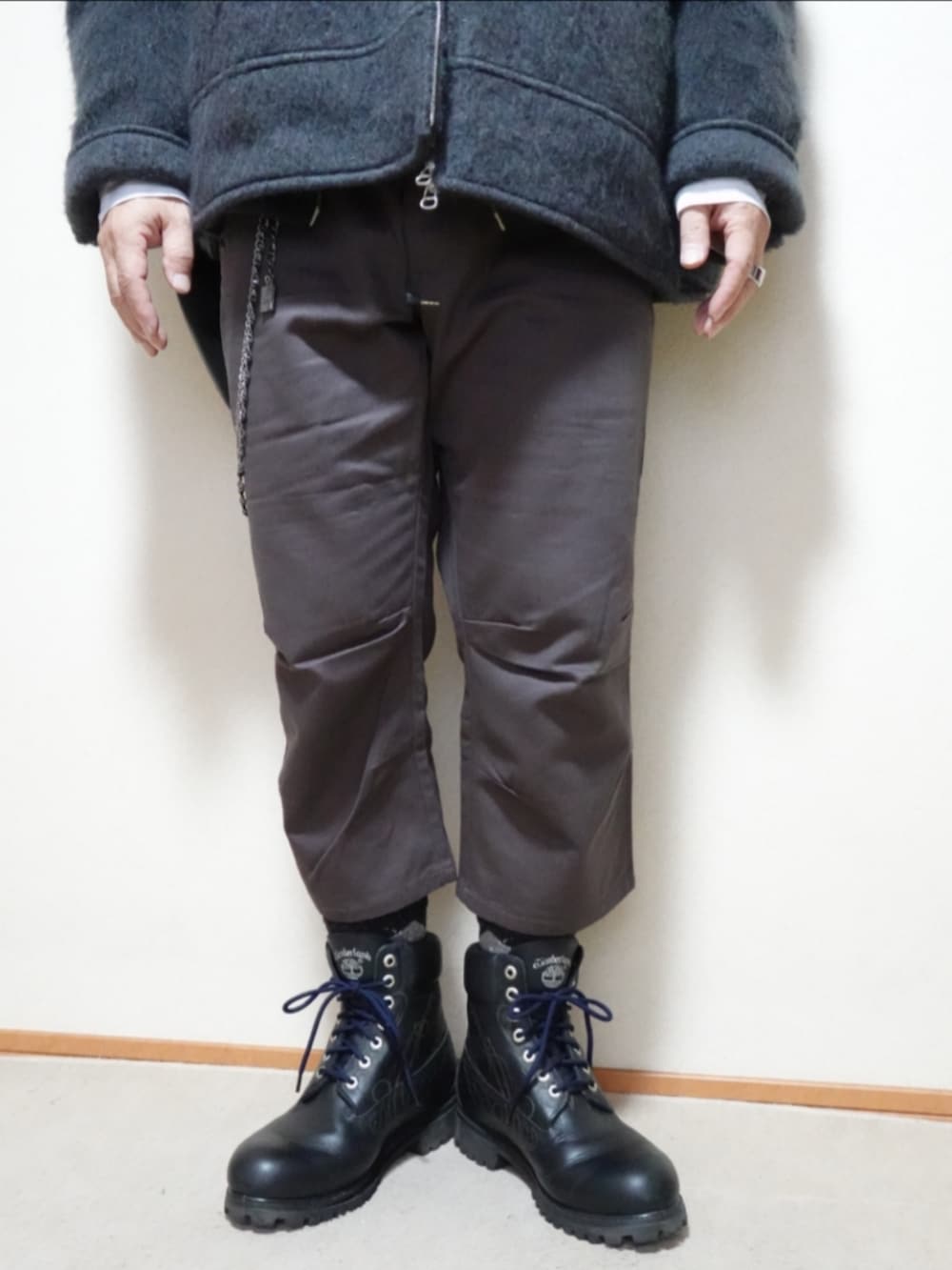 ブラック系のブーツ、グレー系のその他パンツ、ブラック系のパーカーを着用したメンズの冬コーディネートの5枚目の写真