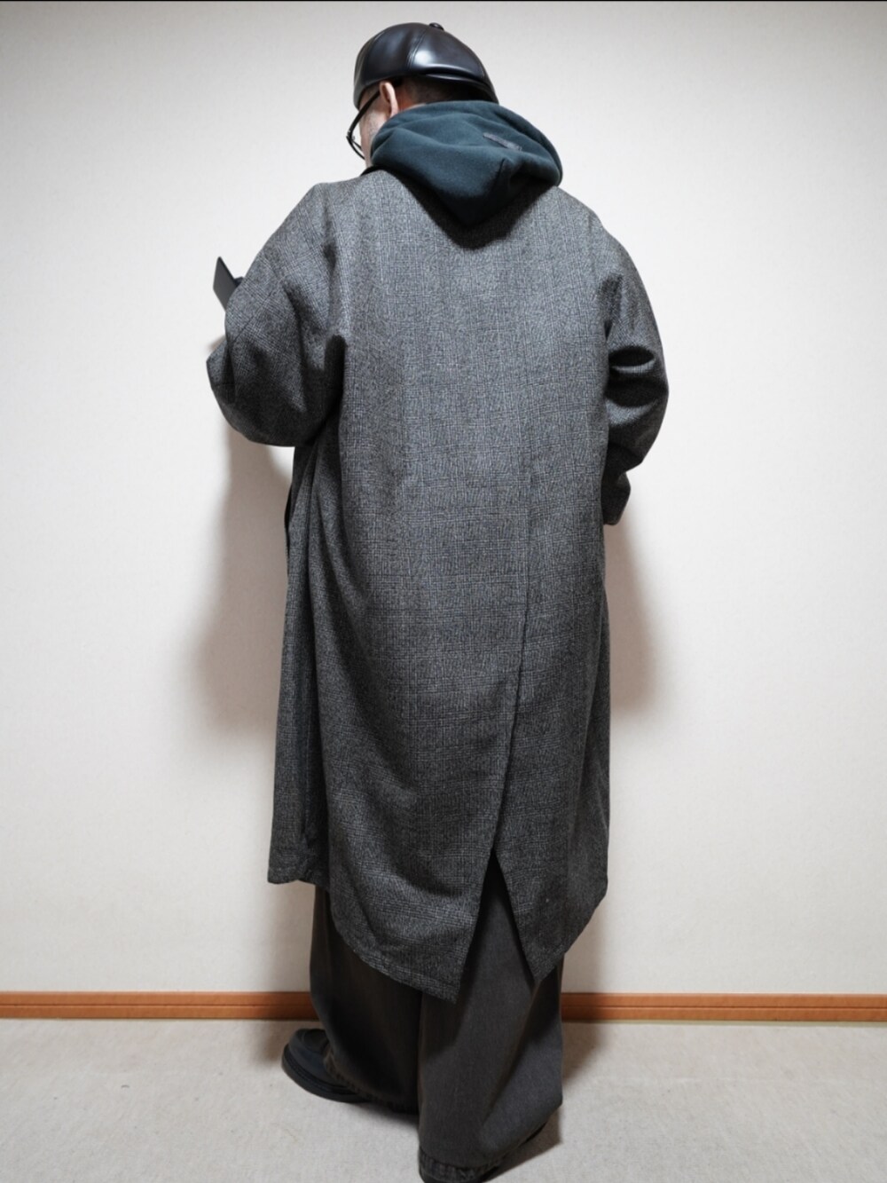 ブラック系のシューズ、ブラック系のデニムパンツ、ブラック系のパーカーを着用したメンズの冬コーディネートの4枚目の写真