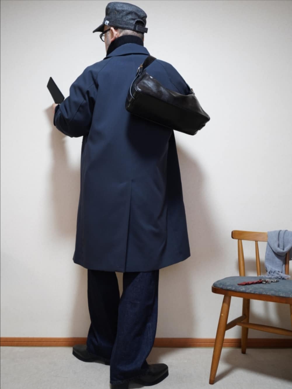 ブラック系のブーツ、ブルー系のデニムパンツ、ブルー系のジャケット/アウターを着用したメンズの春コーディネートの4枚目の写真