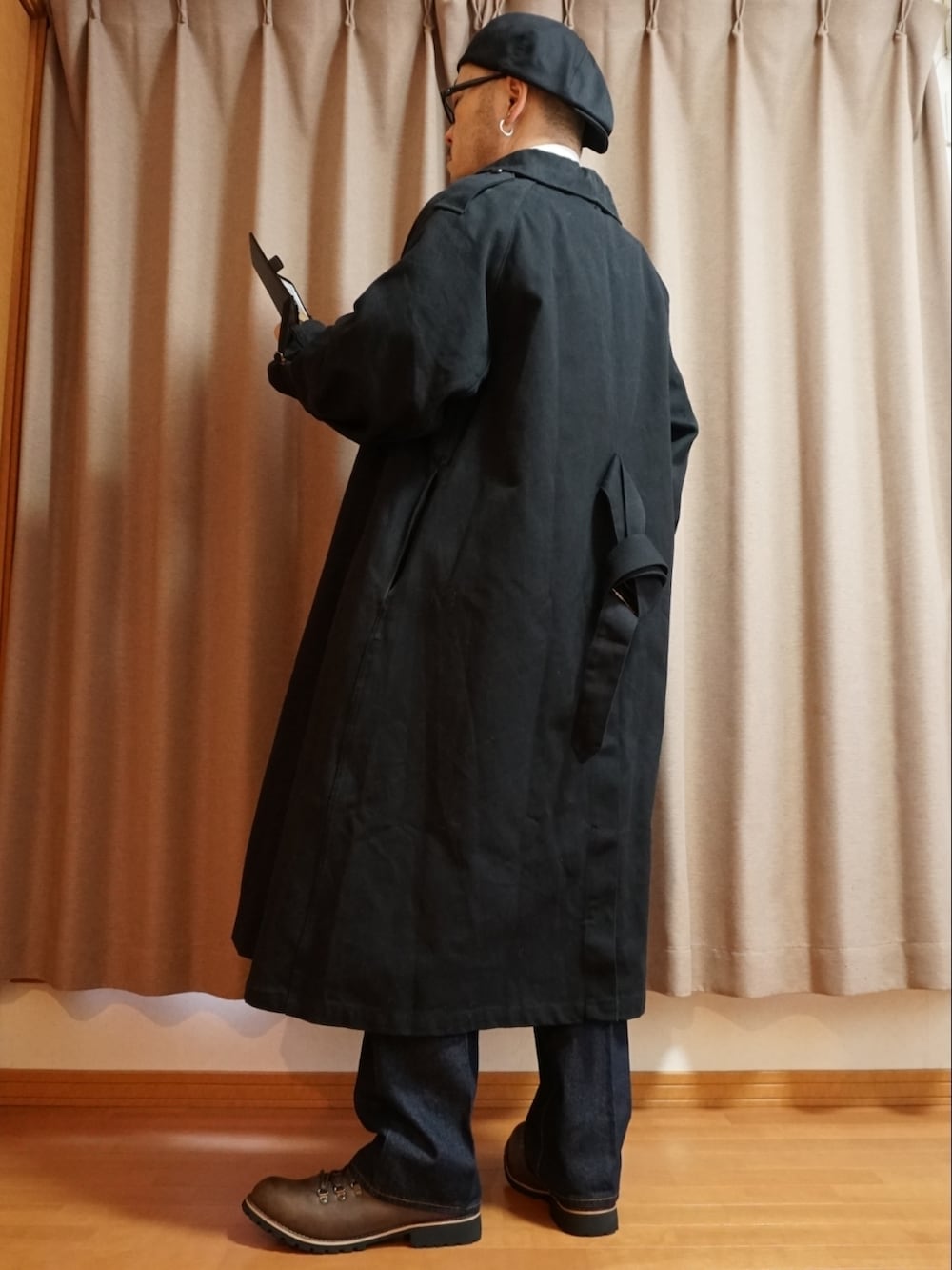 ブラウン系のブーツ、ブルー系のデニムパンツ、ホワイト系のTシャツ/カットソーを着用したメンズの秋コーディネートの2枚目の写真