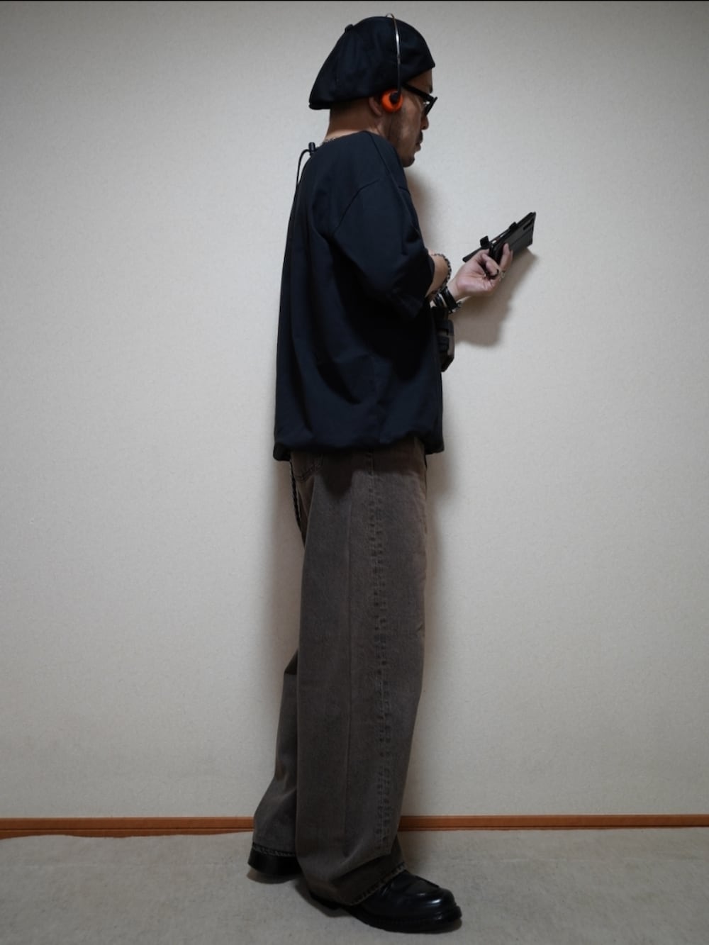 ブラック系のシューズ、ブラウン系のデニムパンツ、ブラック系のTシャツ/カットソーを着用したメンズの夏コーディネートの5枚目の写真