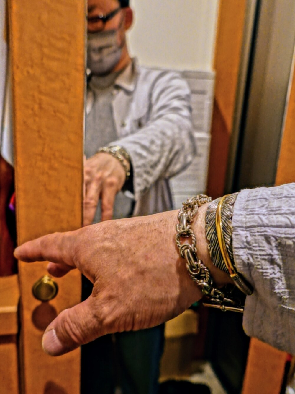 ブラック系のシューズ、ブルー系のデニムパンツ、グレー系のシャツ/ブラウスを着用したメンズの春コーディネートの3枚目の写真