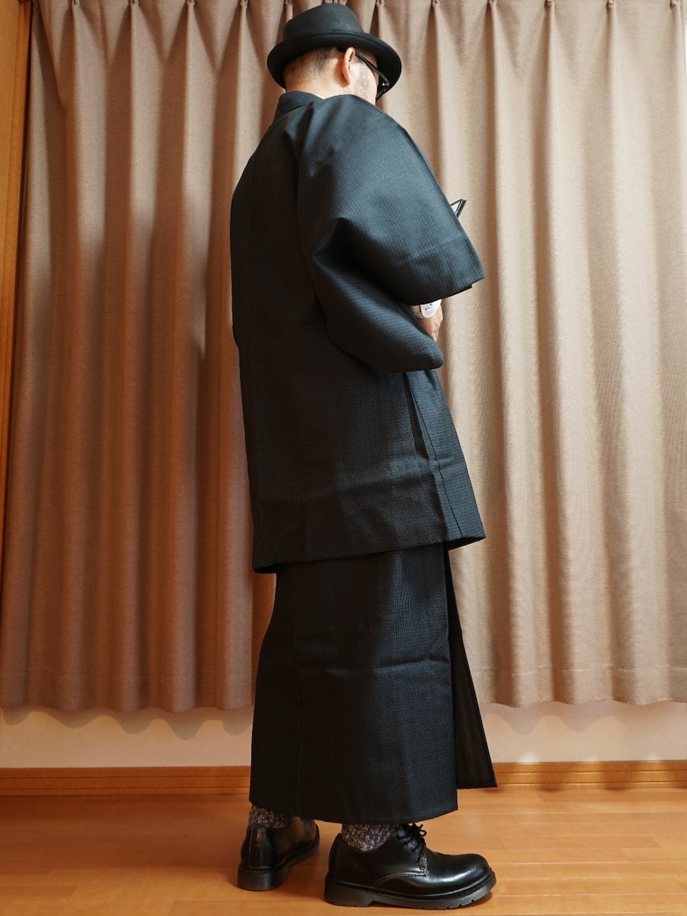 ブラック系のシューズ、シルバー系のピアス（片耳用）、ブラック系のメガネを着用したメンズの夏コーディネートの3枚目の写真