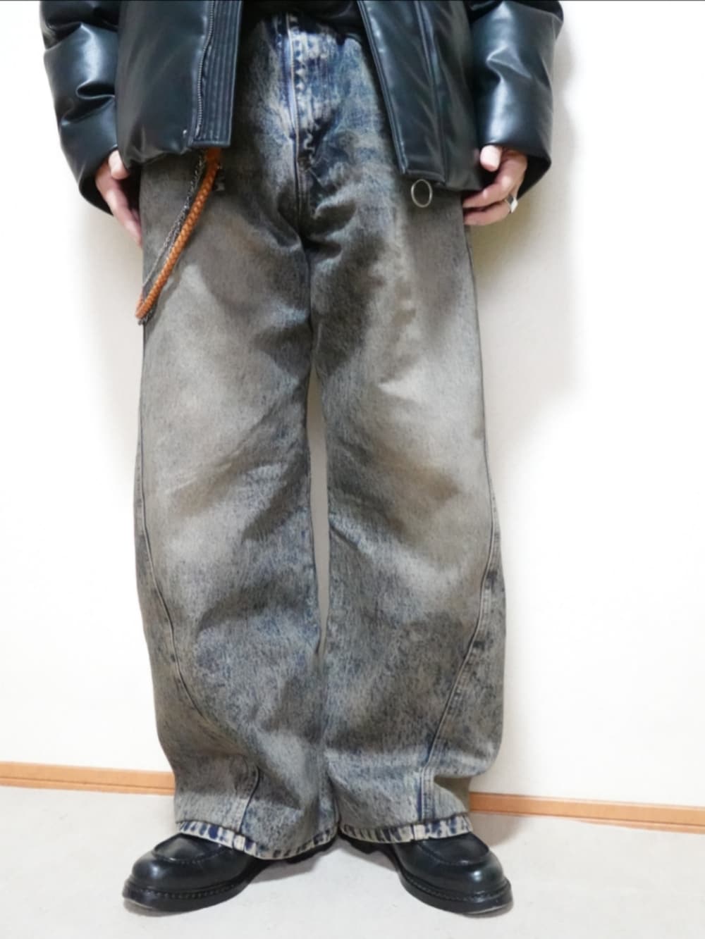 ブラック系のシューズ、ブルー系のデニムパンツ、グレー系のTシャツ/カットソーを着用したメンズの秋コーディネートの5枚目の写真