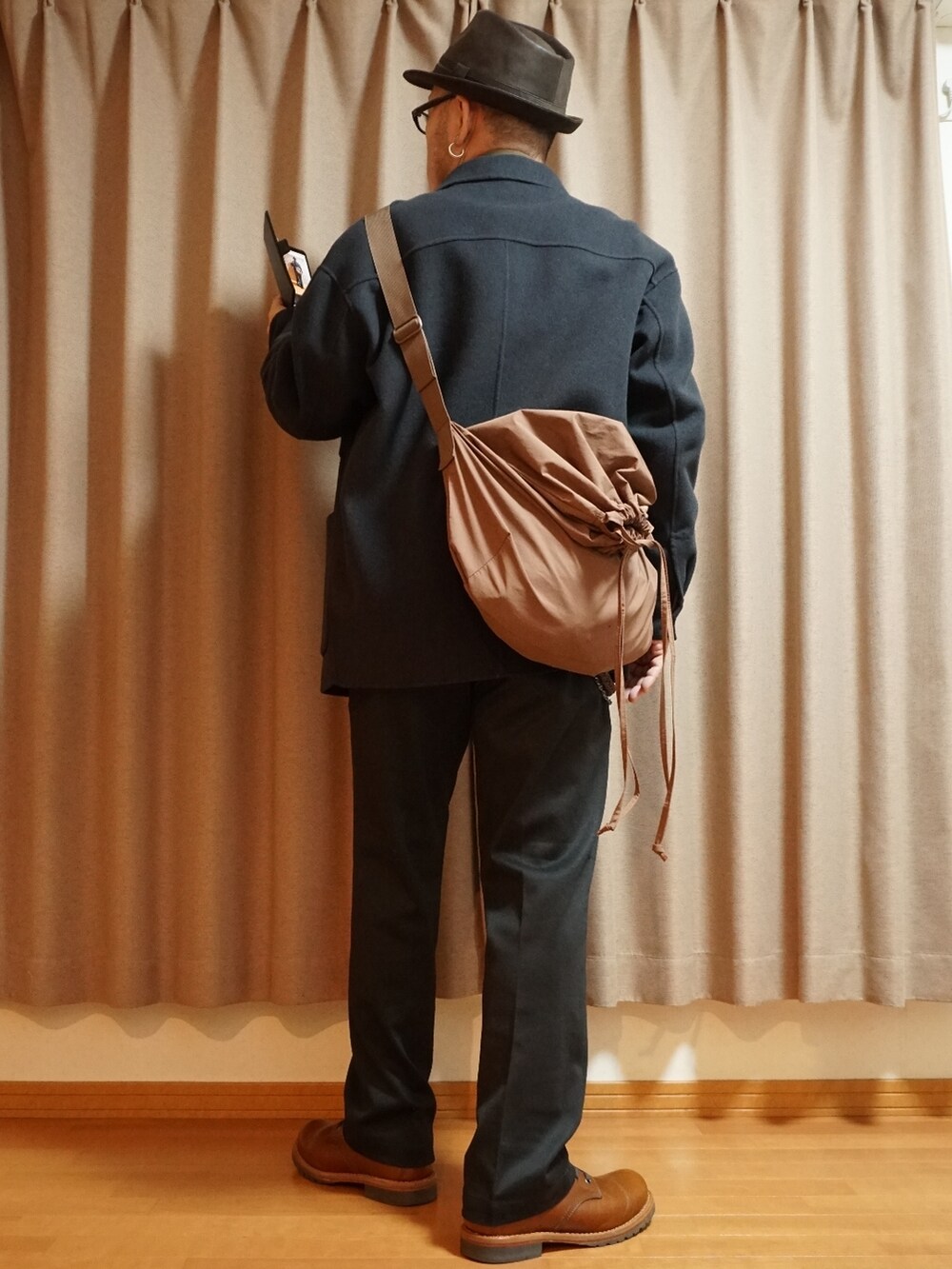 「オーバーサイズ、シャツジャケット、ショルダーバッグ、ハット、ブーツ」｜「Hawkinsの6INCH DRESS BOOT TAN　　　　　　　　　　アッパーには履きこむほどに馴染んでくるオイルレザーを使用。
このレザーは野球のグローブなどに使用しているレザーで非常に耐久性が良く、馴染みやすく、そして雨に強いのが特徴です。
グッドイヤーウェルト製法で作られているため、非常に丈夫で、長時間の歩行でも疲れにくい特徴があります。
アウトソール交換も可能です。 素材＝天然皮革（ブーツ、ブラウン系）」を使った、宣さん（メンズ・168cm）の秋コーディネートの3枚目の写真