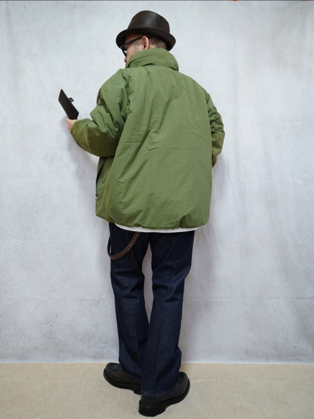 ブラック系のシューズ、ブルー系のデニムパンツ、ホワイト系のシャツ/ブラウスを着用したメンズの冬コーディネートの3枚目の写真