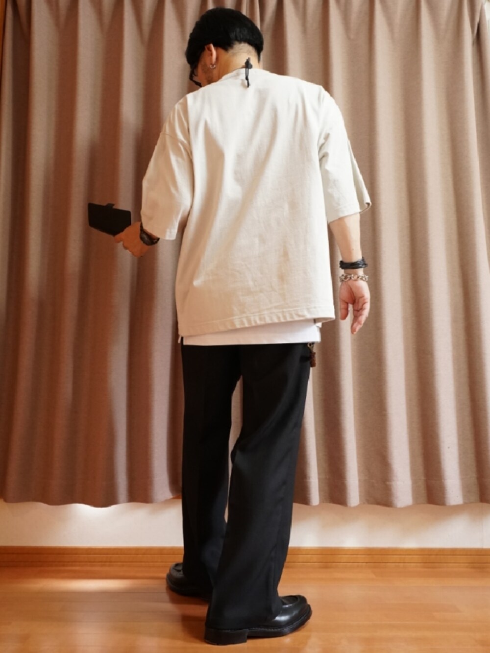 ブラック系のシューズ、ブラック系のパンツ、ホワイト系のタンクトップを着用したメンズの夏コーディネートの3枚目の写真