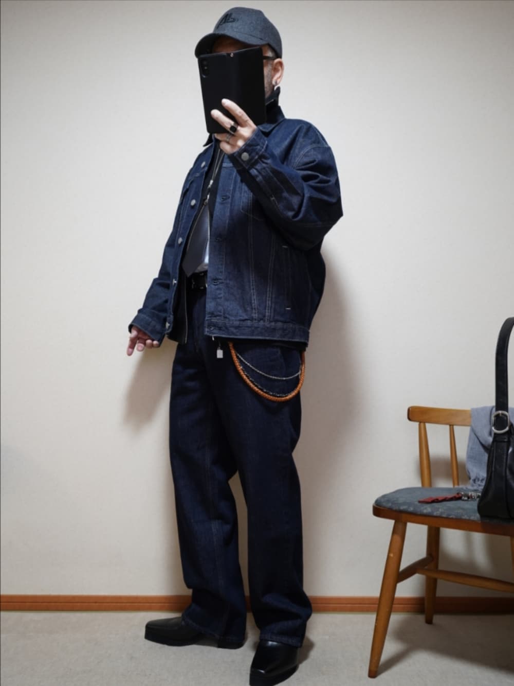 ブラック系のブーツ、ブルー系のデニムパンツ、ブラック系のジャケット/アウターを着用したメンズの春コーディネートの2枚目の写真