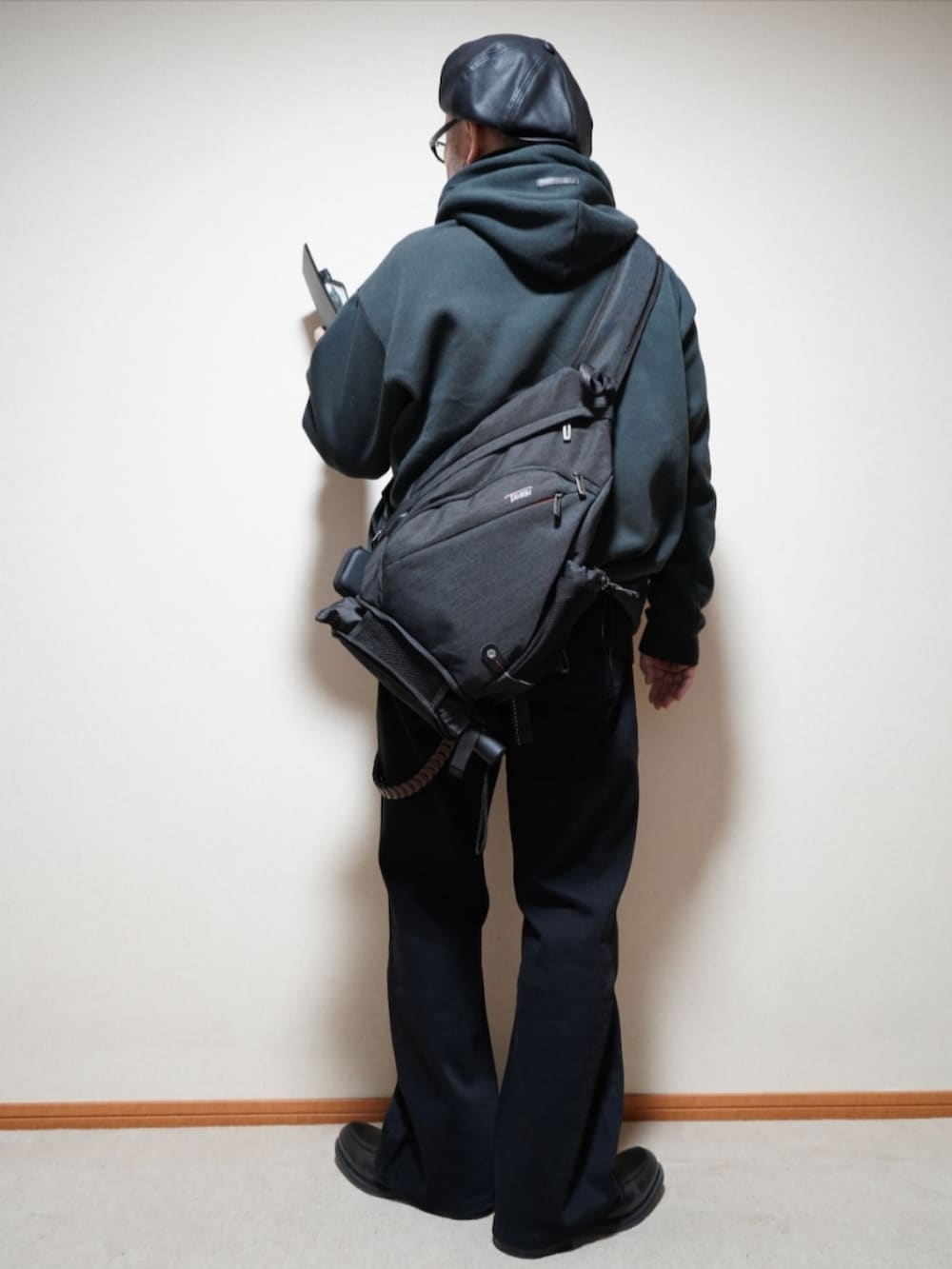 ブラック系のシューズ、グレー系のデニムパンツ、ブラック系のジャケット/アウターを着用したメンズの春コーディネートの3枚目の写真