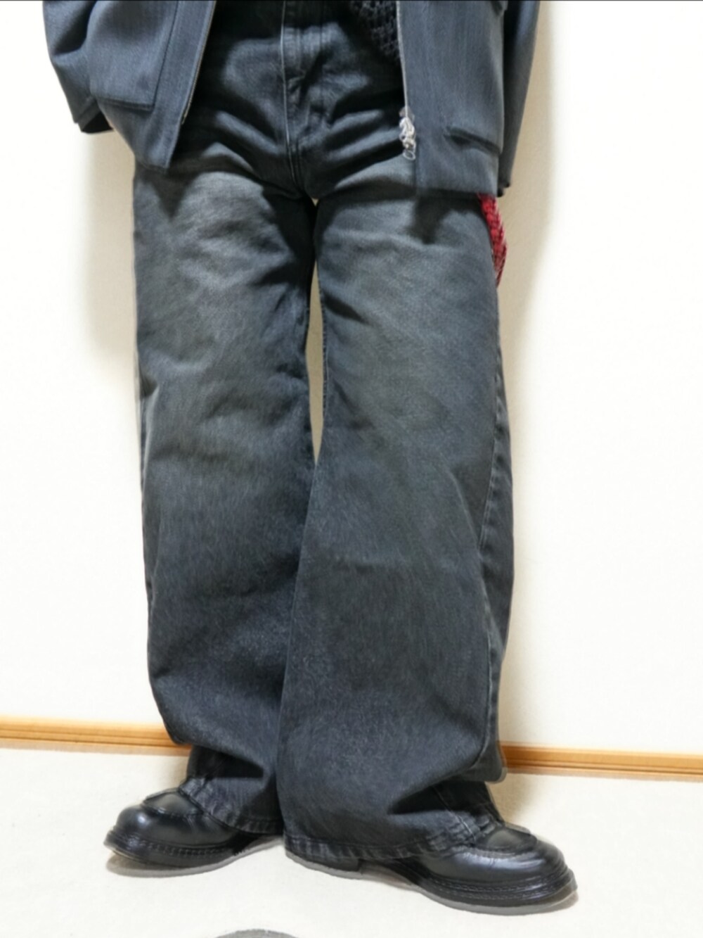 ブラック系のシューズ、ブラック系のデニムパンツ、ブラック系のニット/セーターを着用したメンズの冬コーディネートの5枚目の写真