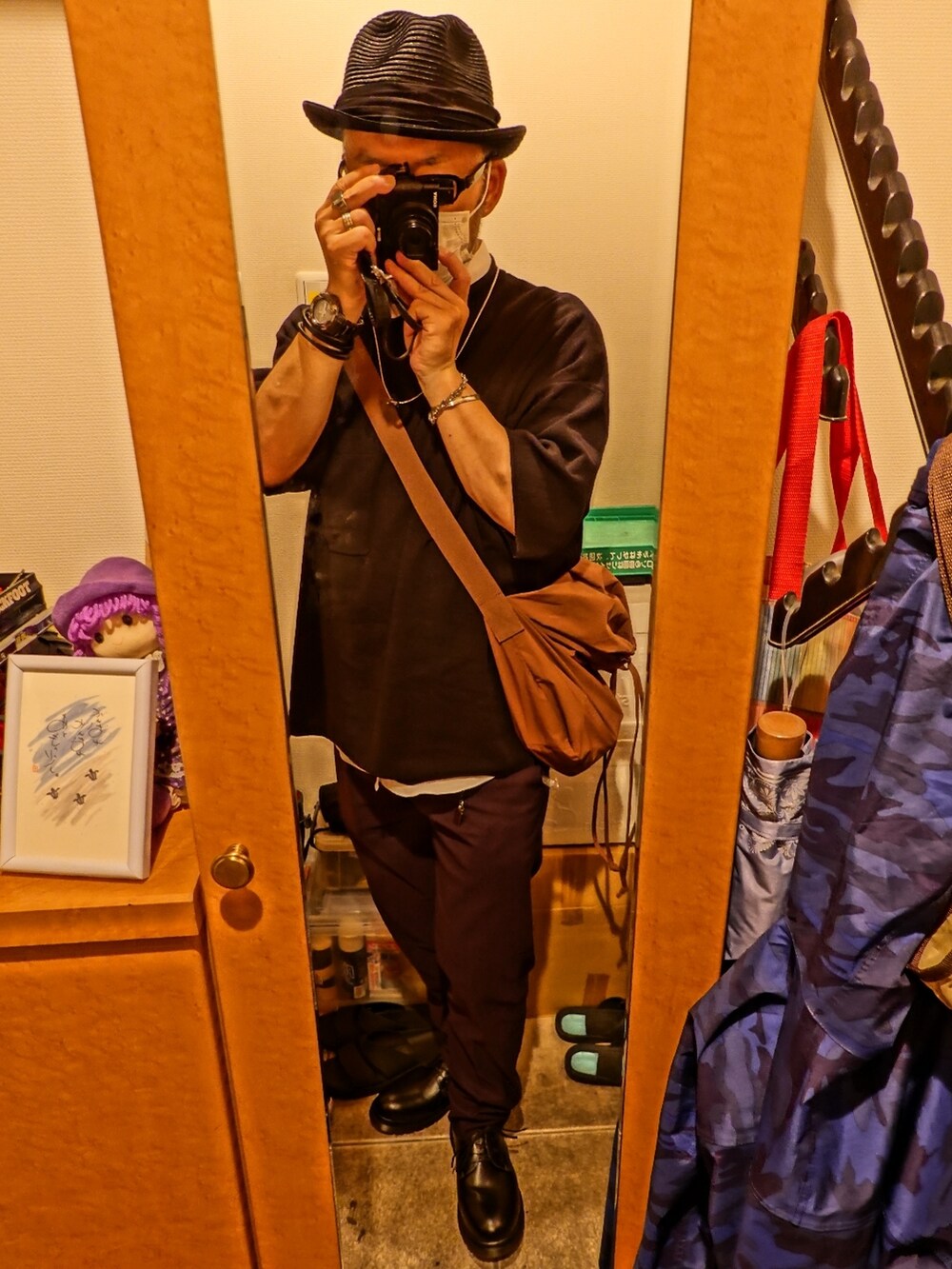 ブラック系のシューズ、ピンク系のバッグ、ブラック系のニット/セーターを着用したメンズの夏コーディネートの2枚目の写真