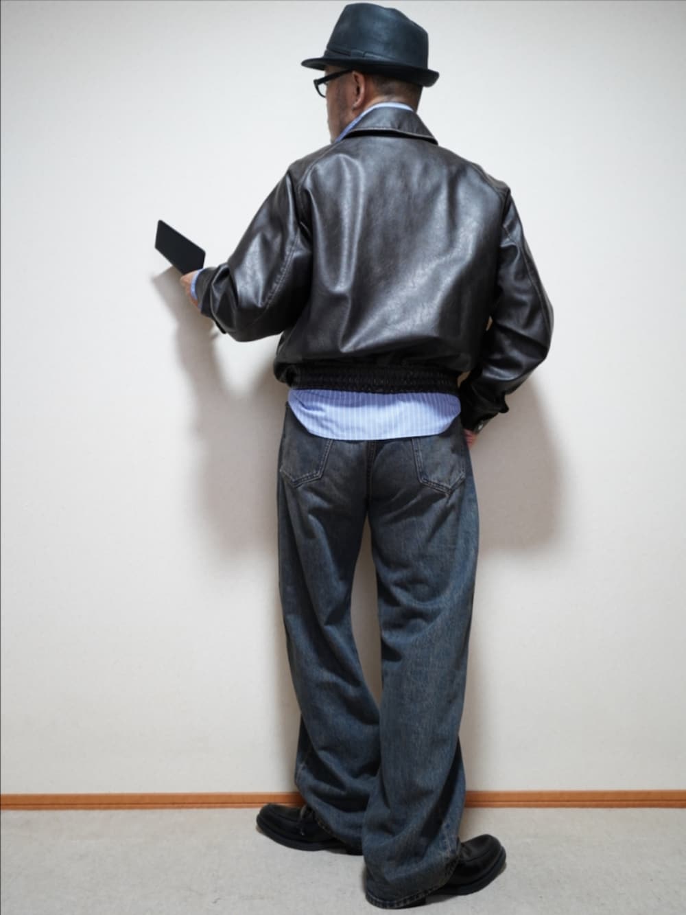 ブラック系のシューズ、ブルー系のデニムパンツ、ブルー系のシャツ/ブラウスを着用したメンズの冬コーディネートの4枚目の写真