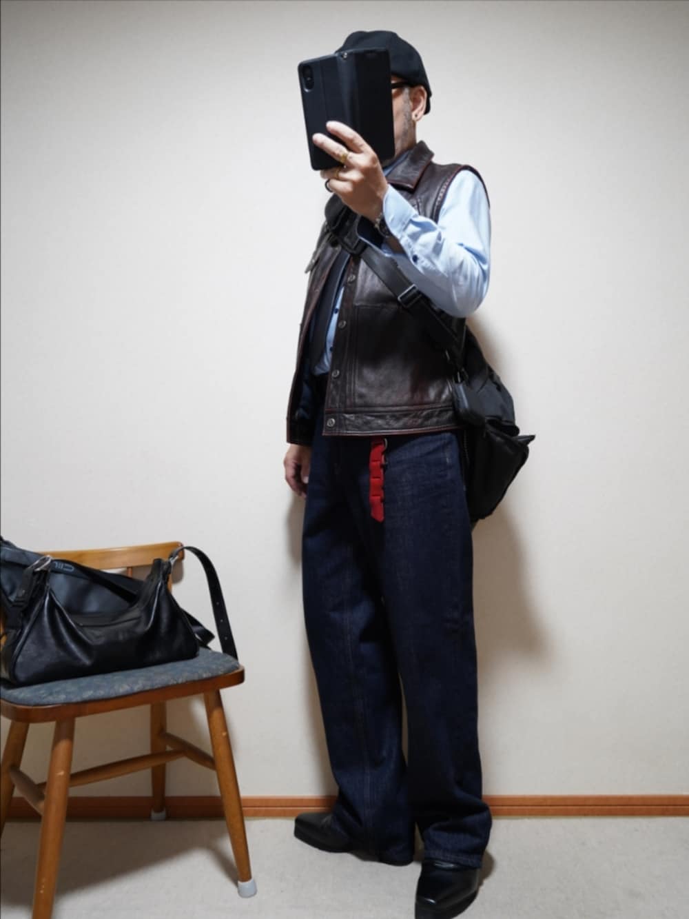 ブラック系のブーツ、ブルー系のデニムパンツ、ブラック系のネクタイを着用したメンズの秋コーディネートの2枚目の写真