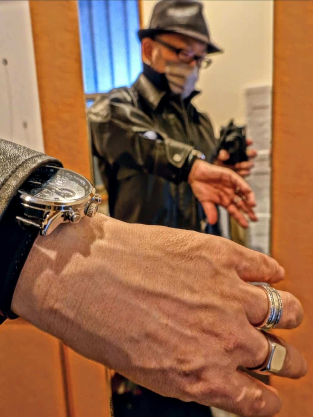 ブラック系のブーツ、グレー系のデニムパンツ、ブラック系のジャケット/アウターを着用したメンズの春コーディネートの2枚目の写真