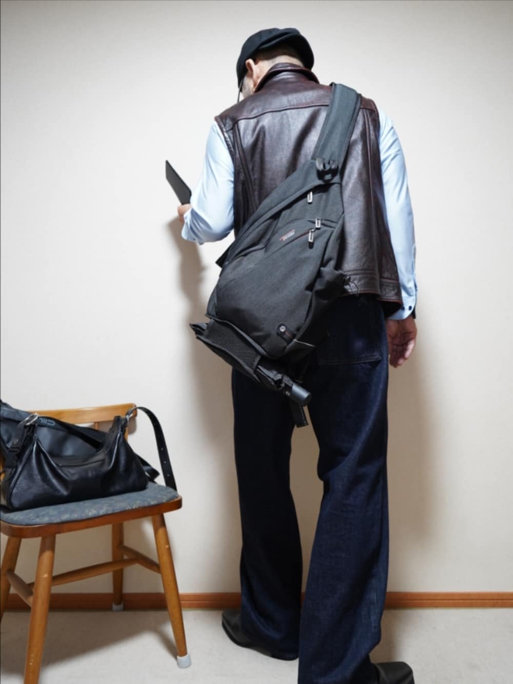 ブラック系のブーツ、ブルー系のデニムパンツ、ブラック系のネクタイを着用したメンズの秋コーディネートの3枚目の写真