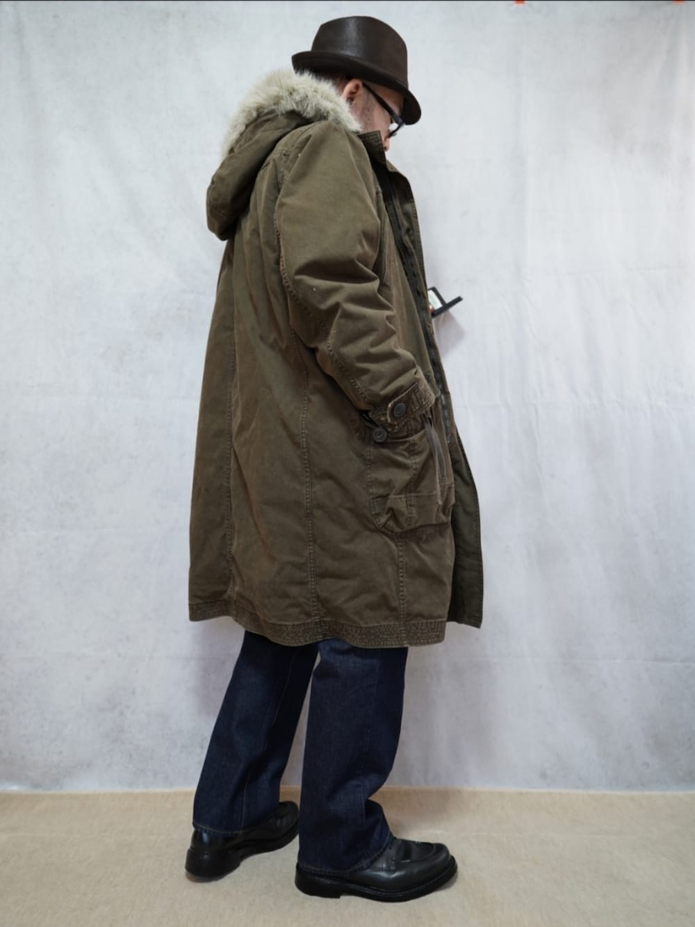 ブラック系のシューズ、ブルー系のデニムパンツ、ブラウン系のジャケット/アウターを着用したメンズの冬コーディネートの4枚目の写真