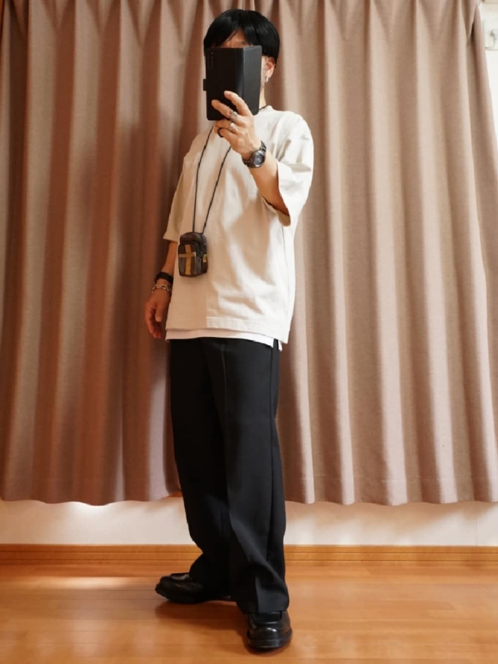 ブラック系のシューズ、ブラック系のパンツ、ホワイト系のタンクトップを着用したメンズの夏コーディネートの2枚目の写真