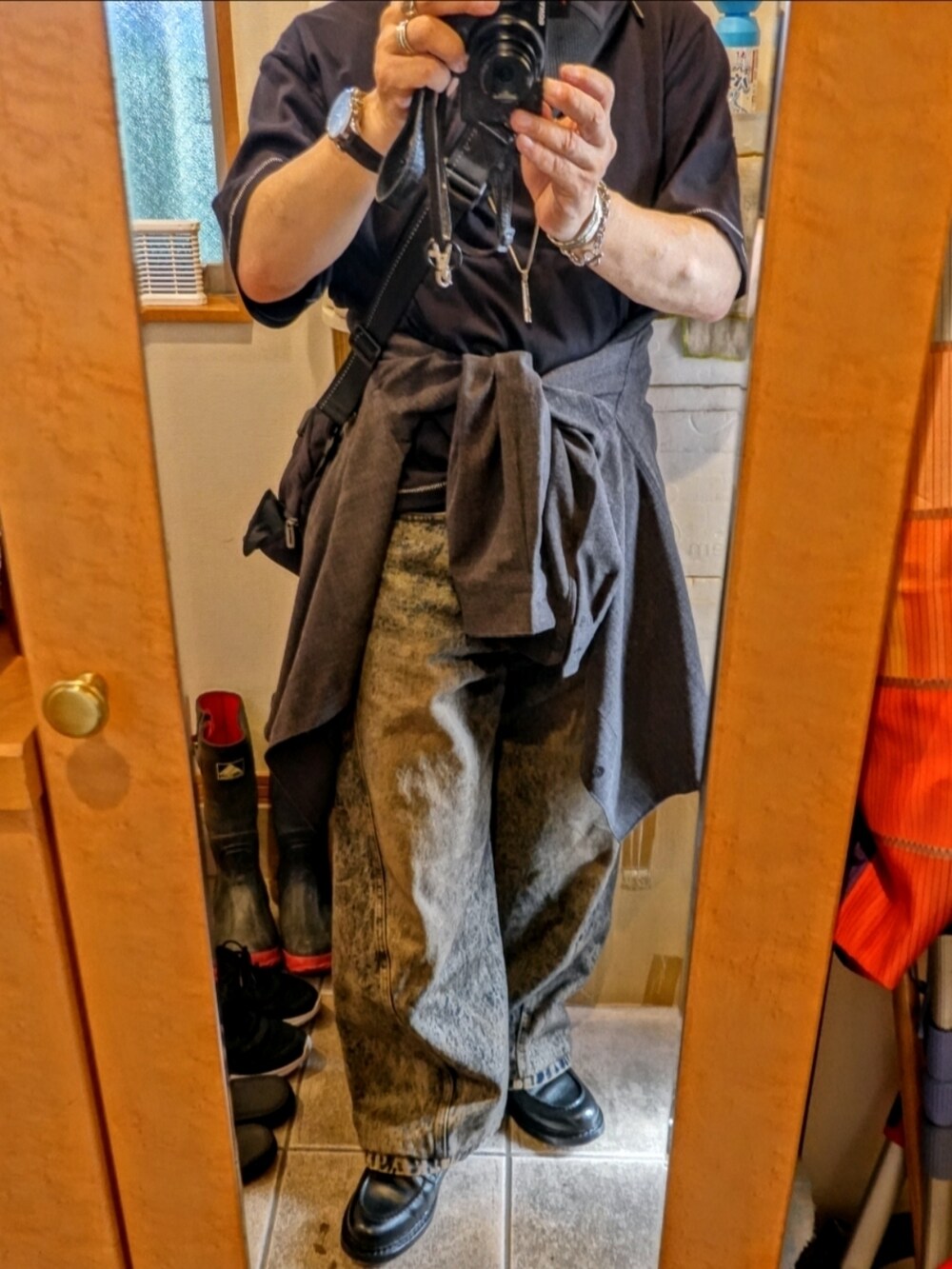 ブラック系のシューズ、ブルー系のデニムパンツ、グレー系のシャツ/ブラウスを着用したメンズの秋コーディネートの2枚目の写真