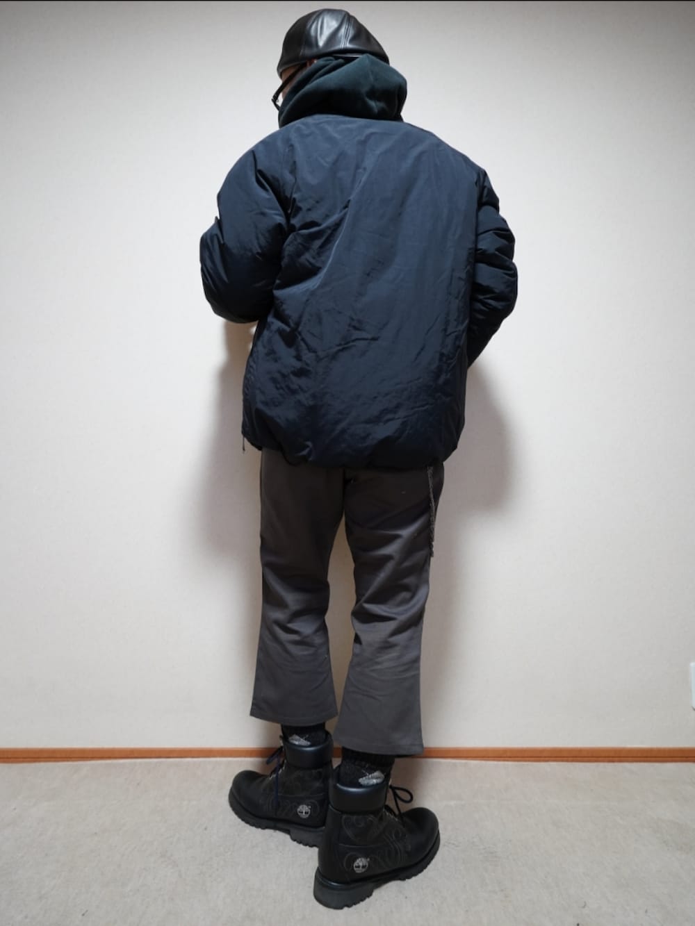 ブラック系のブーツ、グレー系のその他パンツ、ブラック系のパーカーを着用したメンズの冬コーディネートの3枚目の写真