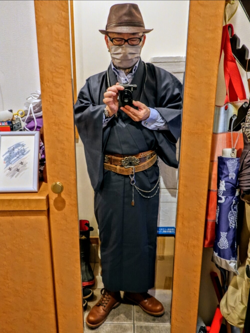 ブラウン系のブーツ、ブルー系のネクタイ、シルバー系のファッション雑貨を着用したメンズの冬コーディネートの4枚目の写真