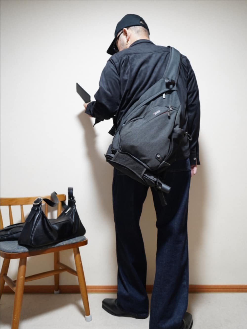 ブラック系のブーツ、ブルー系のデニムパンツ、ブラック系のシャツ/ブラウスを着用したメンズの秋コーディネートの3枚目の写真