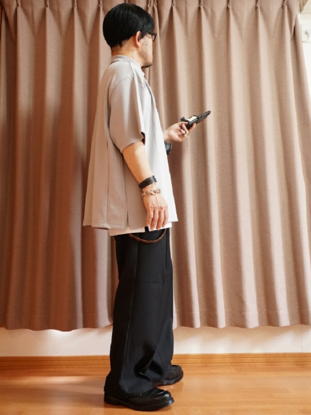 ブラック系のシューズ、ホワイト系のタンクトップ、グレー系のTシャツ/カットソーを着用したメンズの夏コーディネートの4枚目の写真