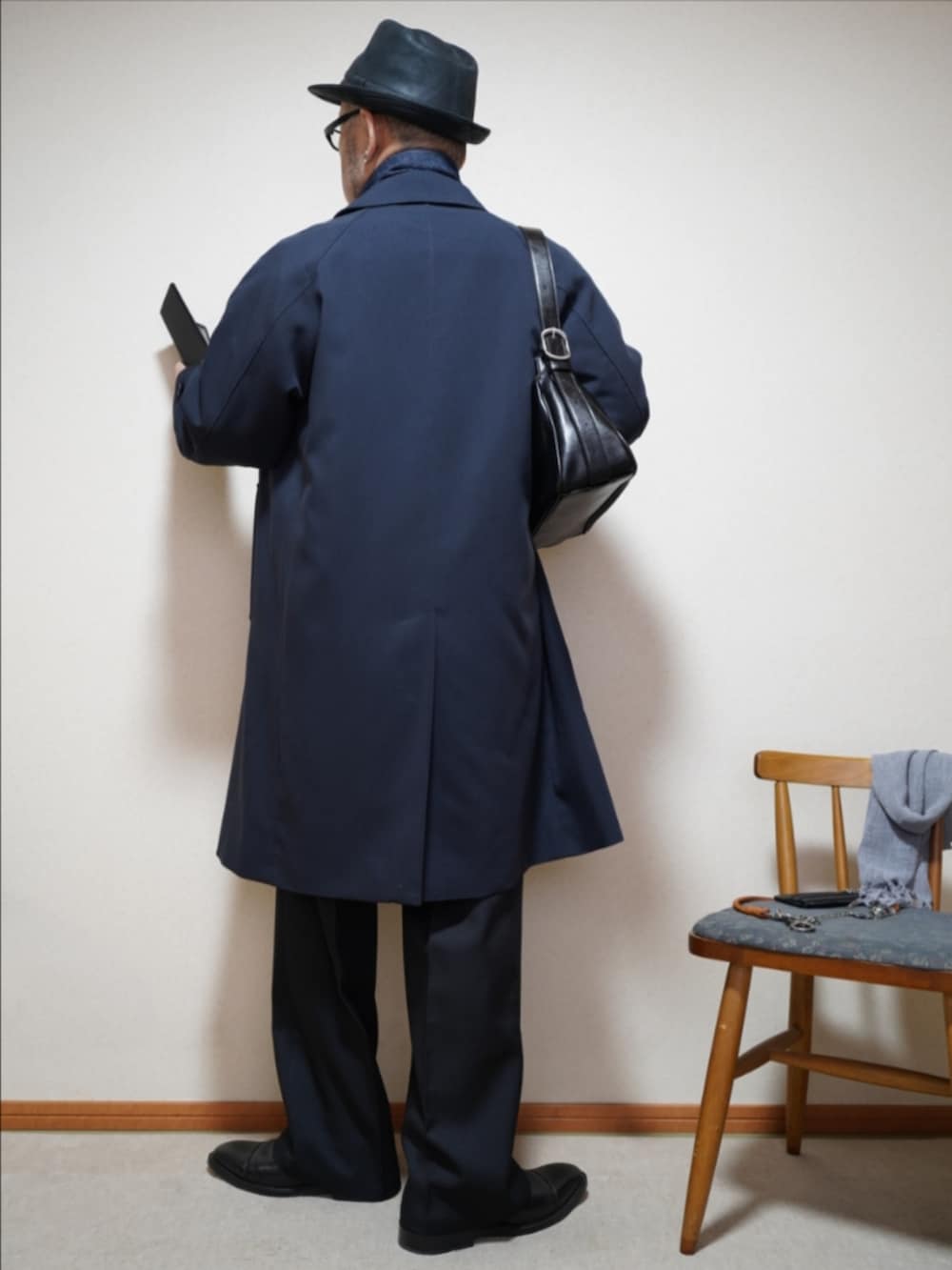 ブラック系のドレスシューズ、ブラック系のパンツ、グレー系のシャツ/ブラウスを着用したメンズの春コーディネートの3枚目の写真