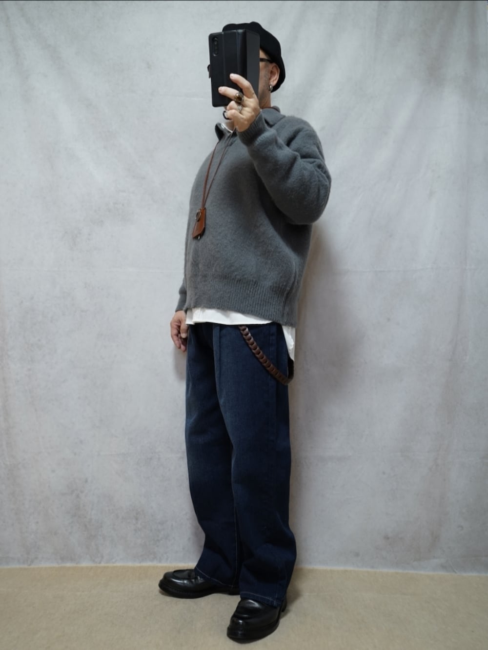 ブラック系のシューズ、ブルー系のデニムパンツ、ホワイト系のシャツ/ブラウスを着用したメンズの春コーディネートの2枚目の写真