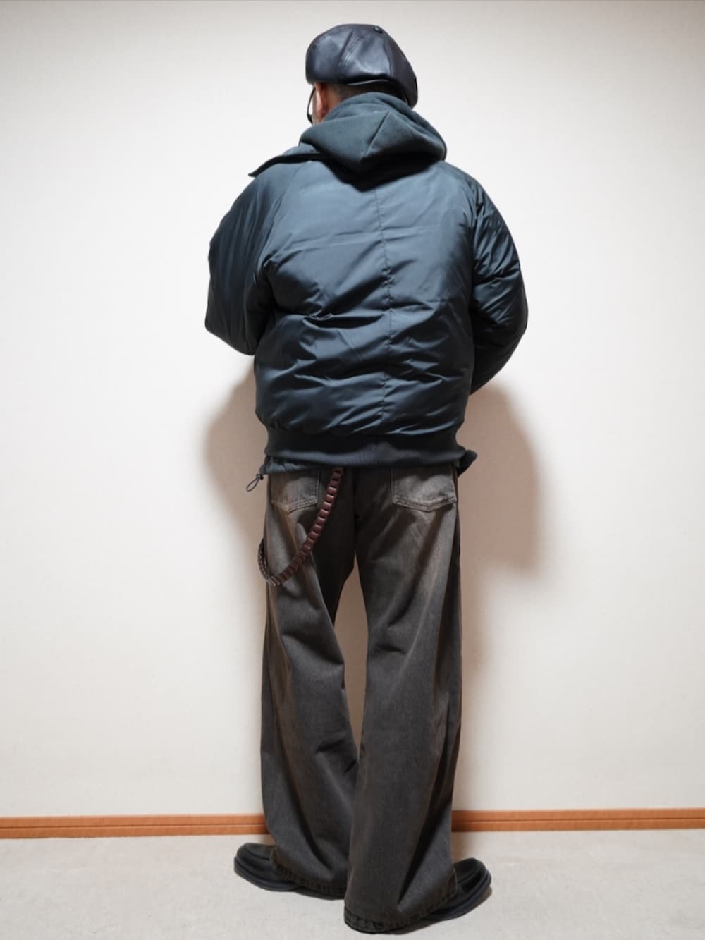 ブラック系のシューズ、ブラック系のデニムパンツ、ブラック系のパーカーを着用したメンズの春コーディネートの3枚目の写真