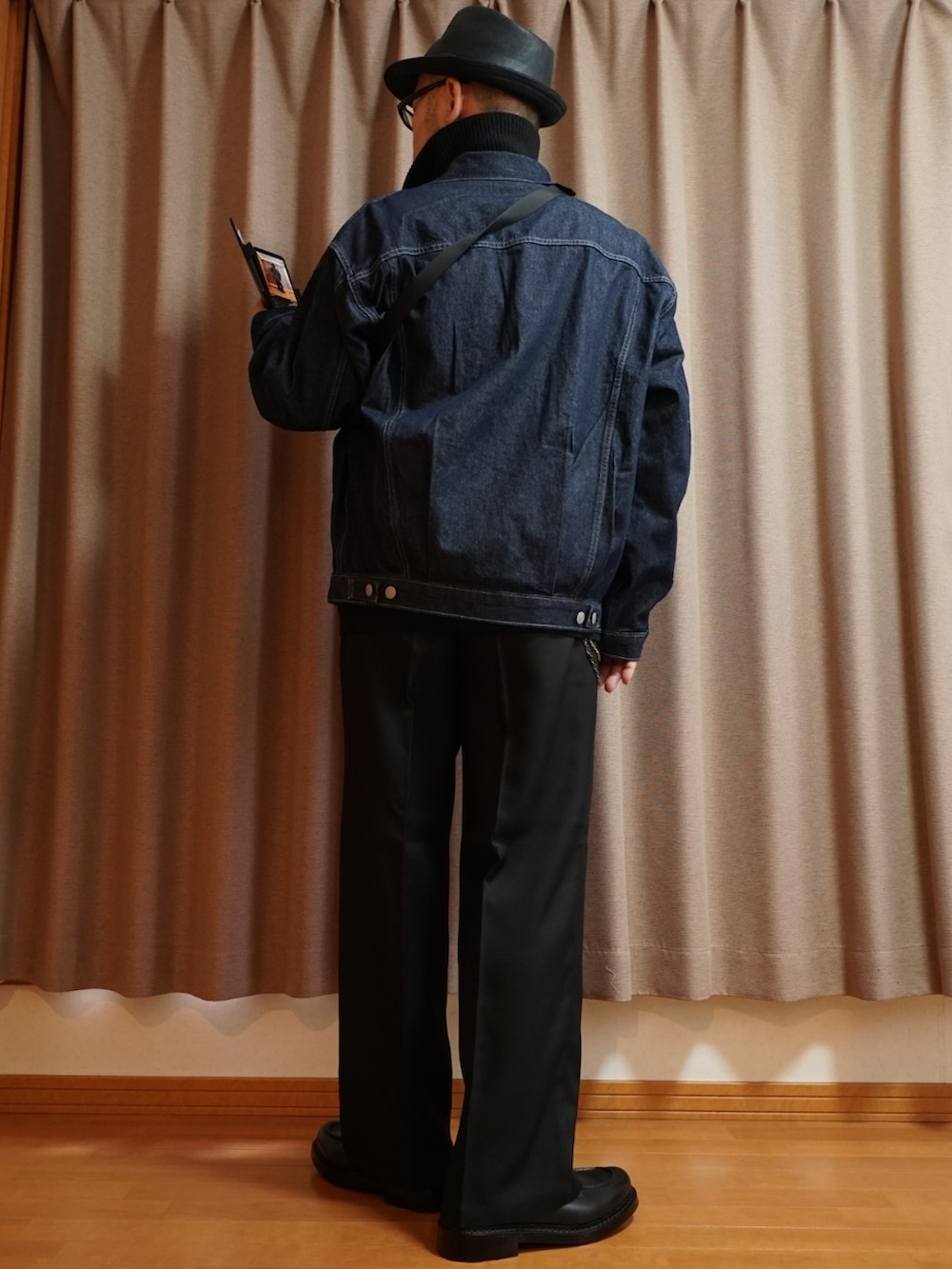 ブラック系のシューズ、ブラック系のパンツ、ブラック系のジャケット/アウターを着用したメンズの秋コーディネートの3枚目の写真