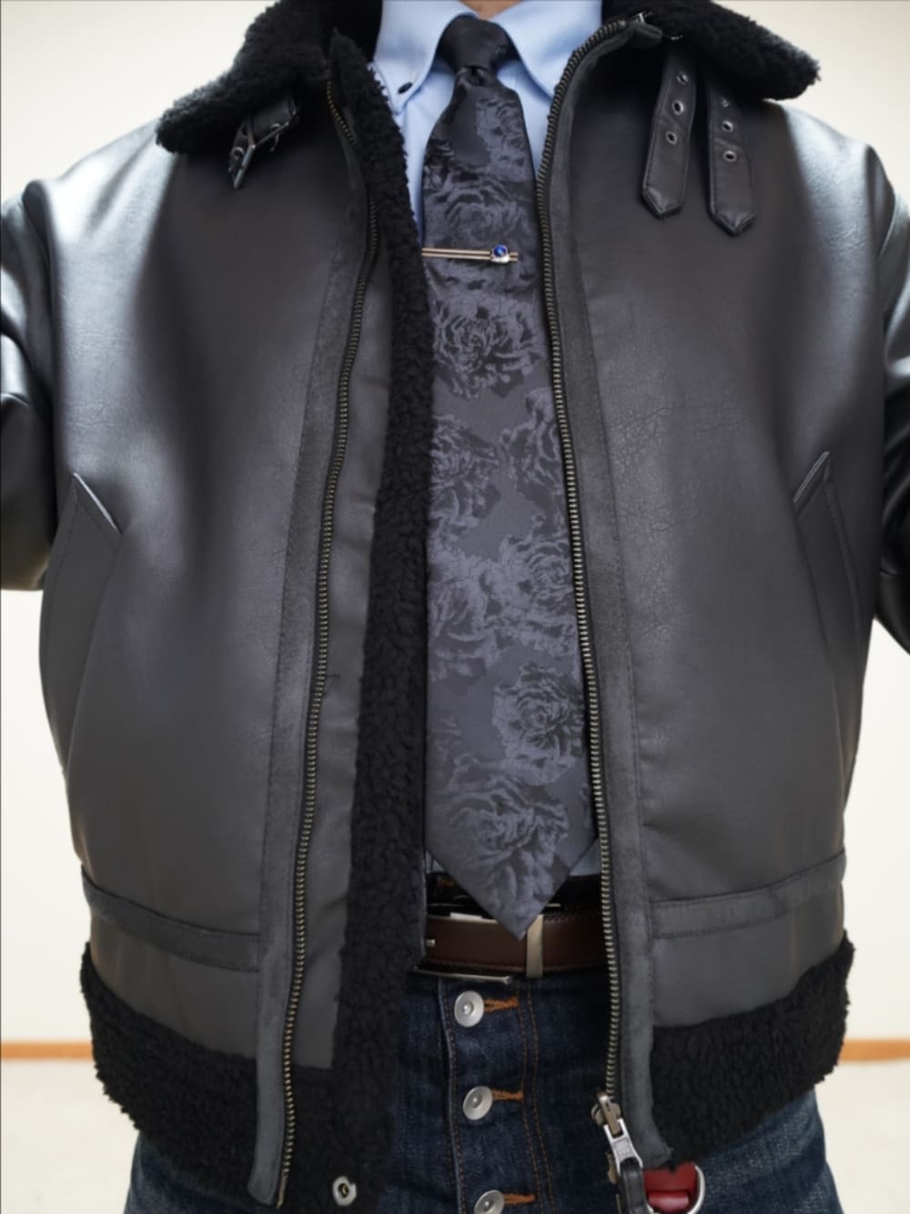 ブラック系のドレスシューズ、ブルー系のデニムパンツ、ブラック系のネクタイを着用したメンズの秋コーディネートの4枚目の写真