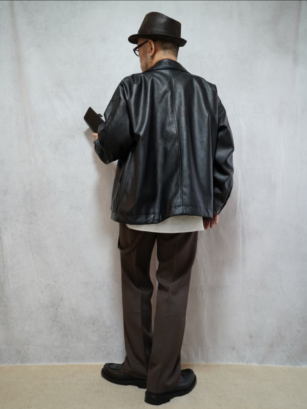 ブラック系のシューズ、ブラウン系のパンツ、ホワイト系のシャツ/ブラウスを着用したメンズの冬コーディネートの3枚目の写真