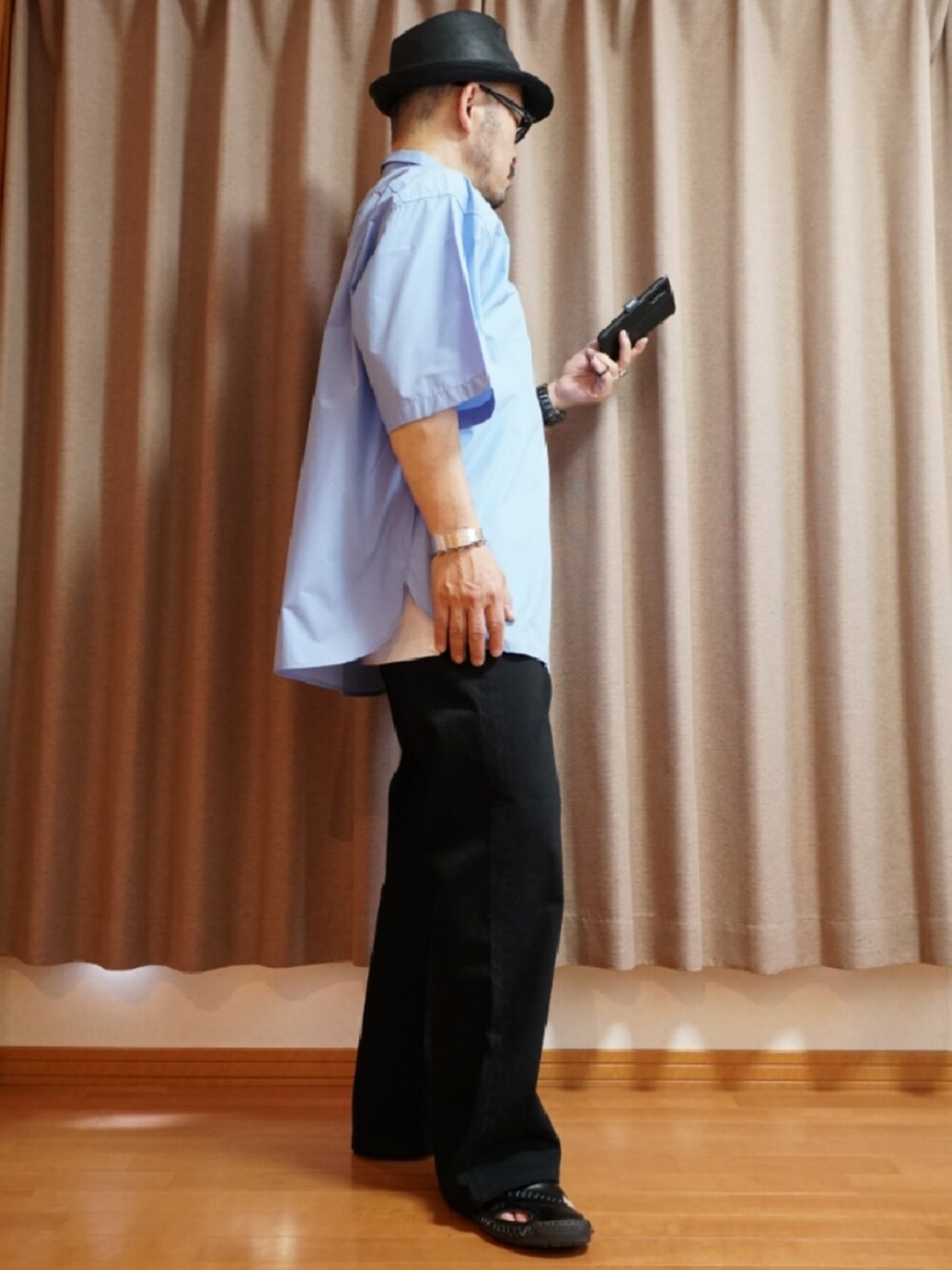 ブラック系のサンダル、グレー系のデニムパンツ、ブルー系のシャツ/ブラウスを着用したメンズの夏コーディネートの4枚目の写真