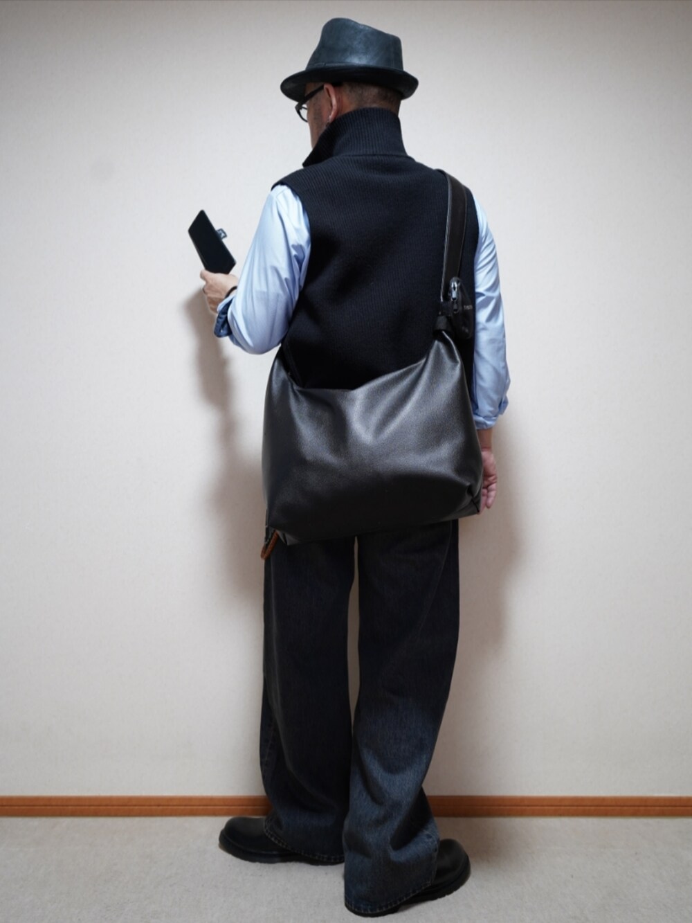 ブルー系のデニムパンツ、ブラック系のジャケット/アウター、ブラック系のネクタイを着用したメンズの春コーディネートの3枚目の写真