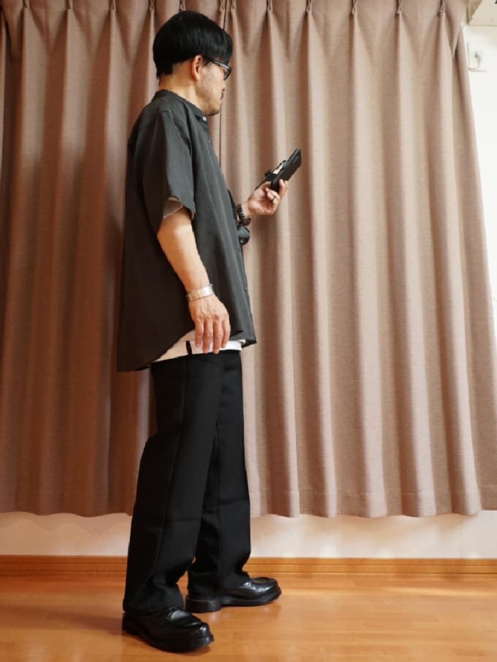 ブラック系のシューズ、ブラック系のパンツ、グレー系のTシャツ/カットソーを着用したメンズの夏コーディネートの4枚目の写真